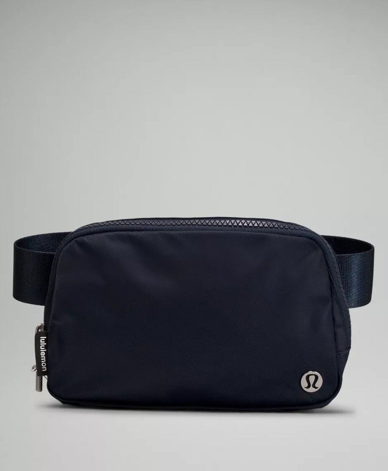 لولوليمون حقيبة الخصر "إيفريوير" باللون أزرق كحلي، مدمجة ومريحة، مزودة بأماكن تخزين بسحابات، جيب خارجي سهل الوصول، وجيب داخلي لتخزين الأساسيات للتنقل - Image 1